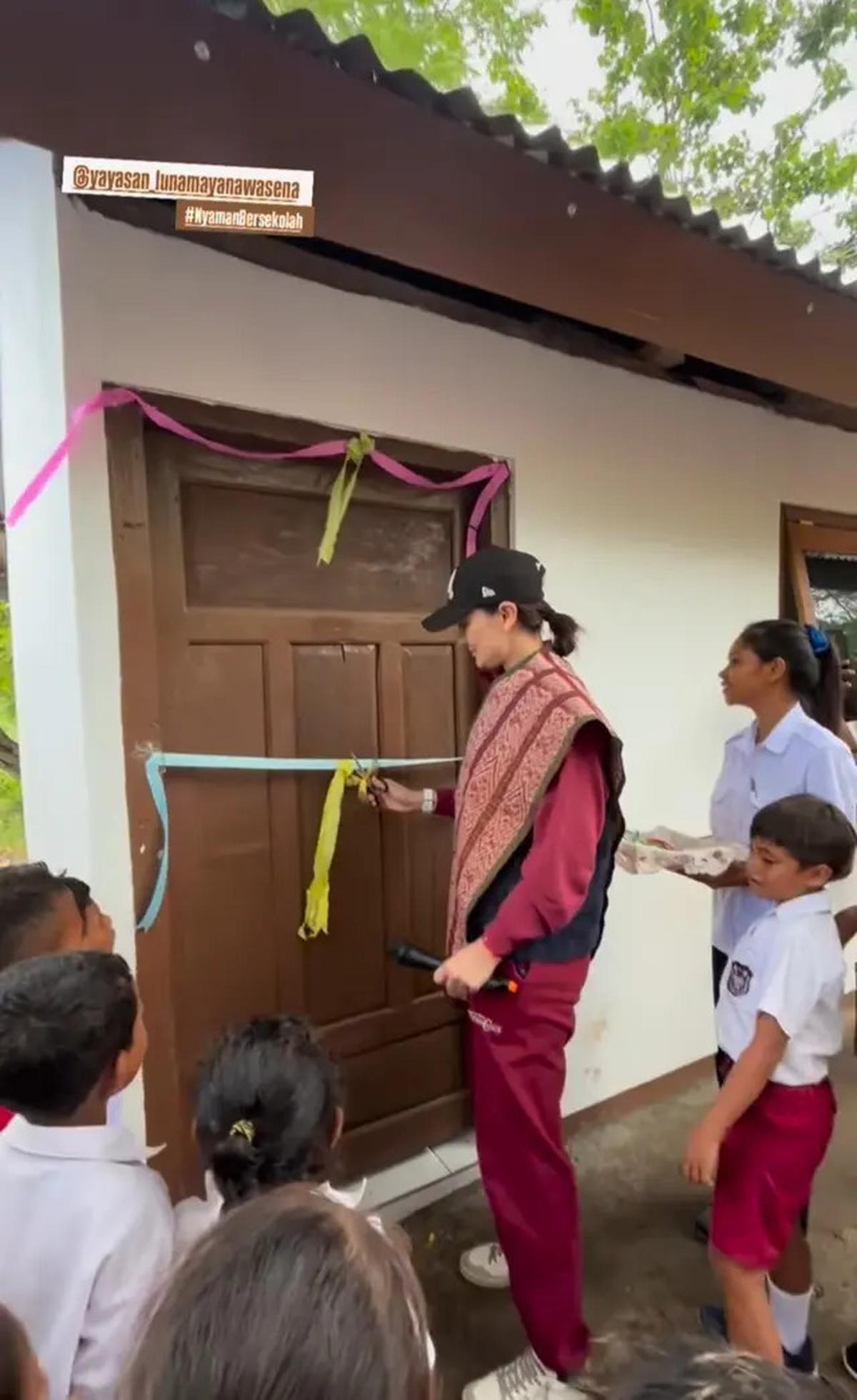 7 Momen Luna Maya Resmikan Gedung Sekolah Baru di NTT, Dulu Berdinding Kayu