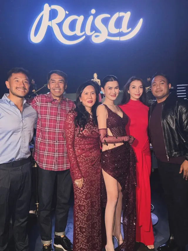 6 Potret Manohara Odelia Pakai Gaun Merah Elegan nan Anggun di Momen Spesial