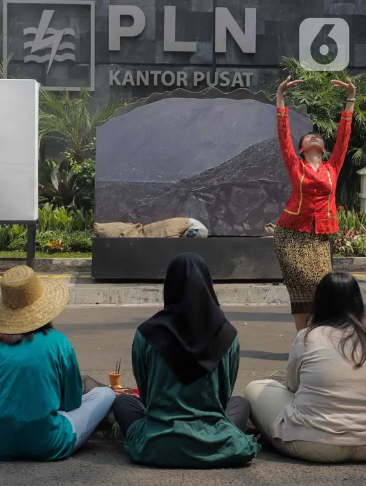 Aktivis lingkungan yang tergabung dalam Koalisi Demokrasi Energi menggelar aksi teatrikal saat unjuk rasa dalam rangka menyambut Hari Listrik Nasional di depan kantor pusat PLN,Jakarta, Kamis (26/10/2023). (Liputan6.com/Herman Zakharia)