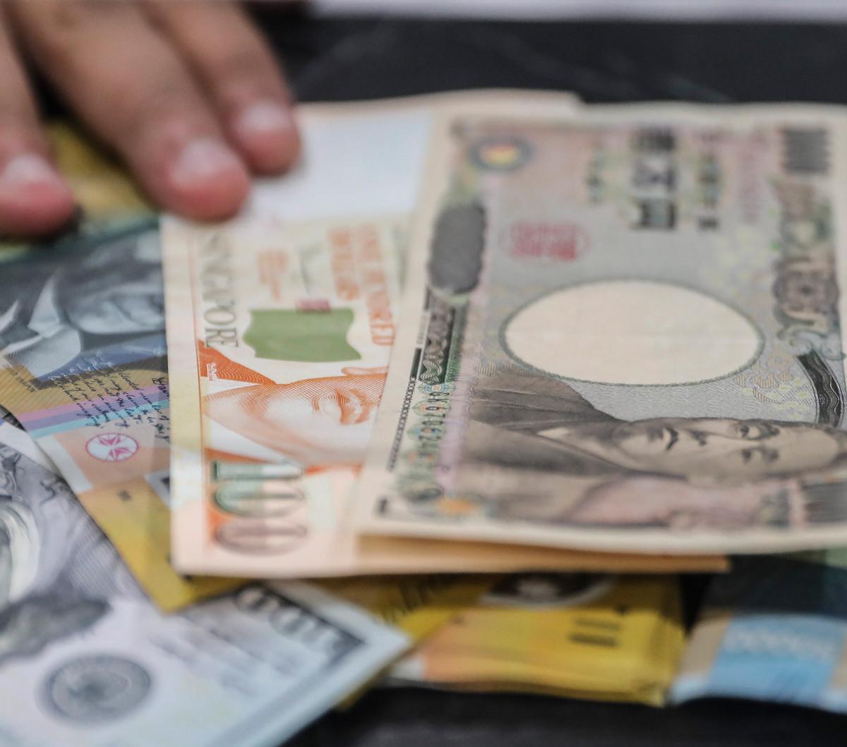Akibat runtuhnya nilai mata uang Bath, arus modal investor mengalir deras keluar dari Thailand.&nbsp;