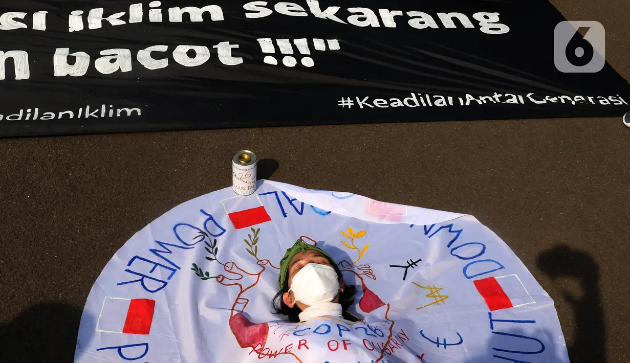 Aliansi Perlawanan Iklim melakukan aksi damai di kawasan Monas, Jakarta, Jumat (5/11/2021). Massa menyerukan bahwa bumi sedang darurat serta krisis iklim namun dibiarkan karena negara hanya melindungi oligarki dan bisnisnya, bukan masa depan seluruh rakyat Indonesia. (Liputan6.com/Angga Yuniar)