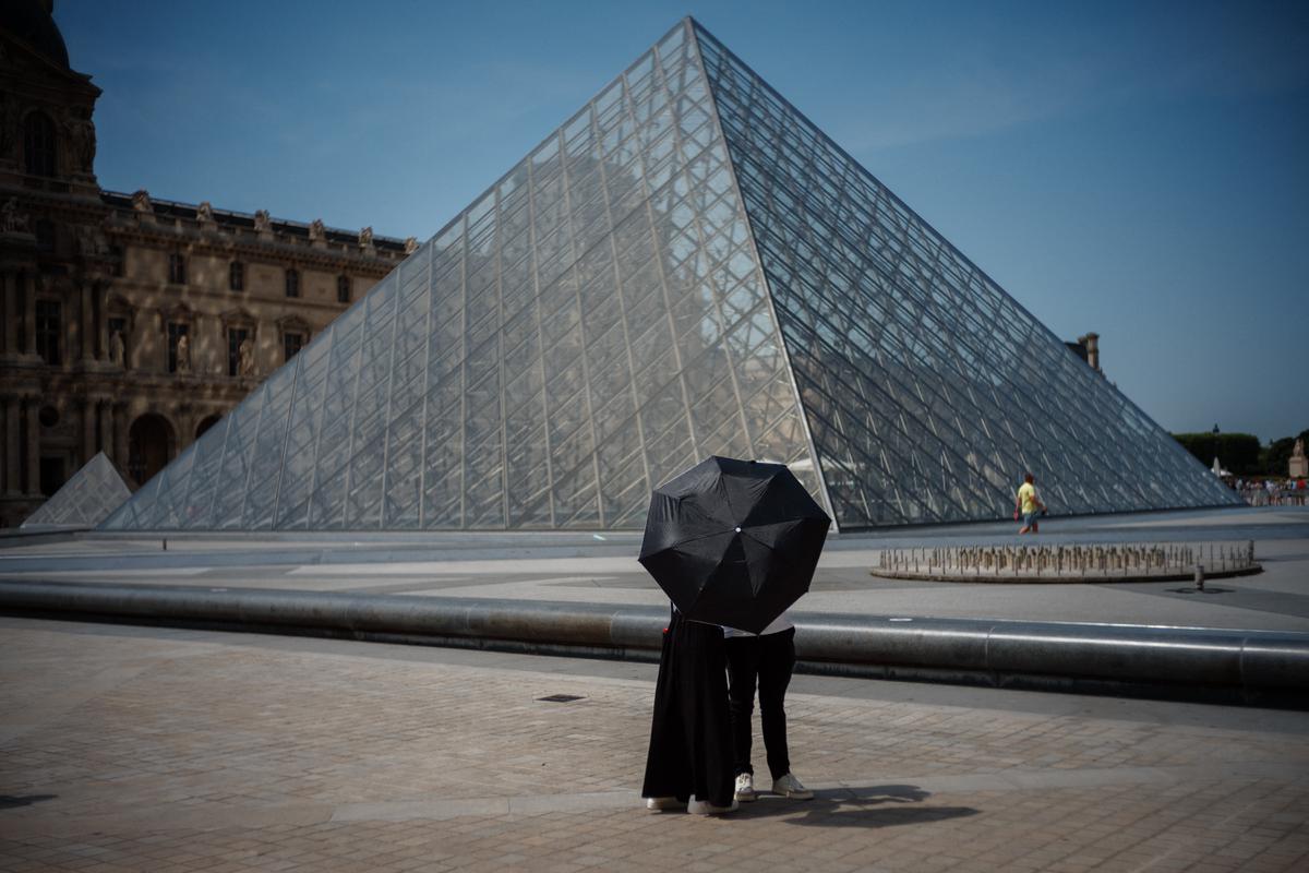 Menara Eiffel dan Museum Louvre Paris Terdampak Gelombang Panas Ekstrem di Eropa