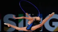 Pesenam putri asal Indonesia, Wahyu Yolanda beraksi dengan simpai dalam senam ritmis berirama di SEA Games 2017 di Kuala Lumpur, Malaysia (28/8). (AP/Vincent Thian)