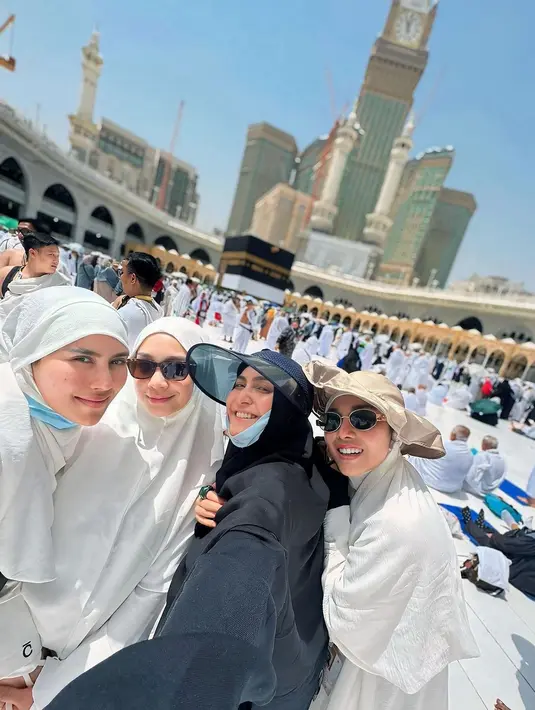 Dalam potret tersebut, tampak ketiganya tampil menawan dalam balutan hijab. Syahnaz dan Nisya Ahmad dengan hijab berwarna putihnya, sedangkan Caca Tengker dengan hijab berwarna hitamnya.  [@raffinagita1717/@syahnazs].