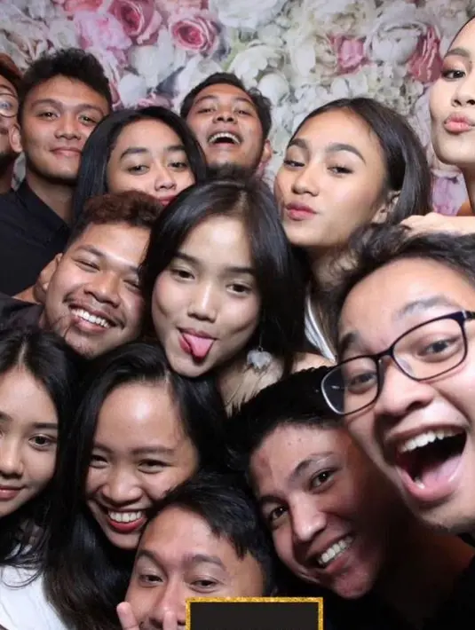 "Fix kamu ud cantik dan pny aura bintang dari dulu." tulis siswatindoy. "udah cantik dr dulu," tulis devaputriane. "Udah cantik dari duluuuu, sekarang dipoles dikit makin glowingggg," tulis ladyjustmine. [Instagram/fuji_an]