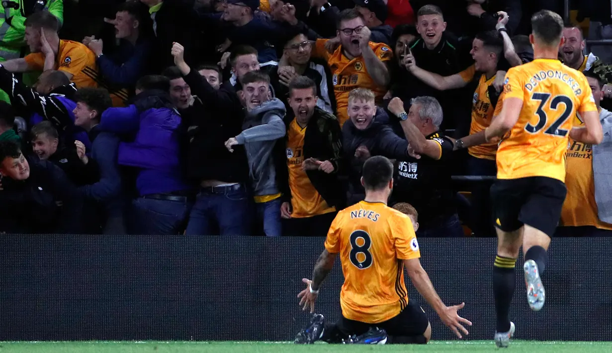 Pemain Wolverhampton Wanderers Ruben Neves (kiri) melakukan selebrasi usai mencetak gol ke gawang Manchester United dalam pertandingan Liga Inggris di Stadion Molineux, Wolverhampton, Inggris, Senin (19/8/2019). Pertandingan berakhir 1-1. (AP Photo/Rui Vieira)