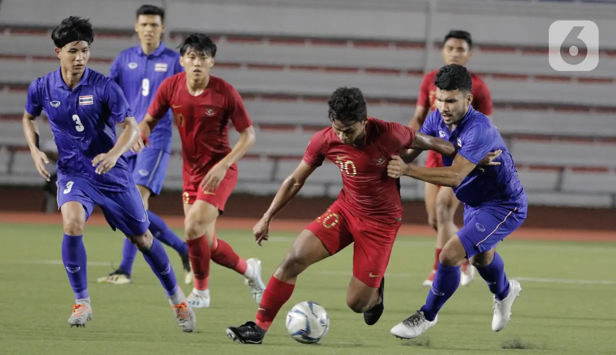 Gelandang Timnas Indonesia U-22 Osvaldo Haay berusaha merebut bola saat melawan Thailand pada laga SEA Games 2019 di Stadion Rizal Memorial, Manila, Filipina, Selasa (26/11/2019). Indonesia menang 2-0 atas Thailand. (Bola.com/M Iqbal Ichsan)