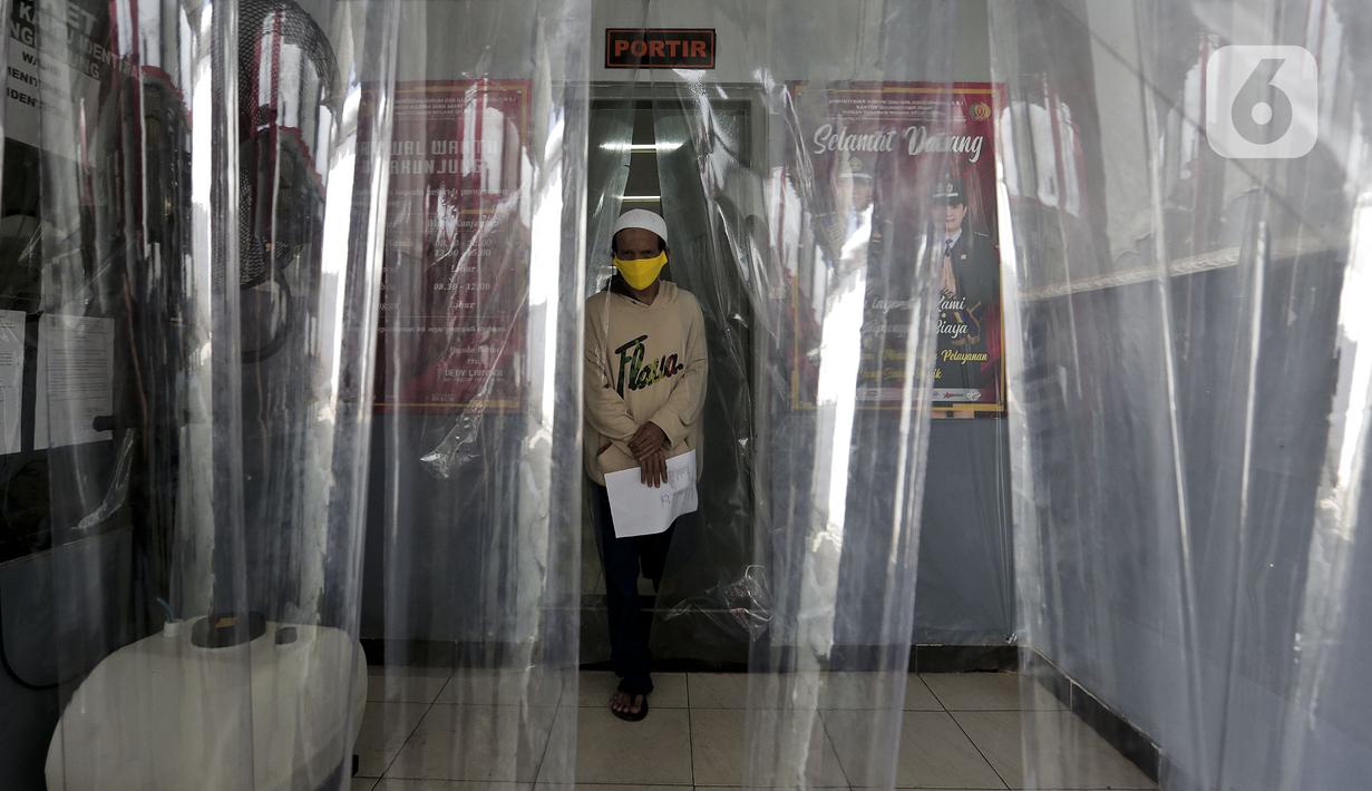 Narapidana berjalan keluar usai mendapat pembebasan bersyarat melalui program asimilasi dan integrasi terkait pandemi virus corona COVID-19 di Rutan Kelas I Depok, Jawa Barat, Selasa (7/4/2020). Sekitar 290 narapidana mendapatkan pembebasan bersyarat. (Liputan6.com/Johan Tallo)