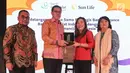 CEO Bank Muamalat Indonesia Achmad Kusna Permana dan Presdir Sun Life Financial Indonesia Elin Waty bertukar cindermata usai penandatanganan kerja sama Bancassurance, di Jakarta, Rabu (19/6). Kerjasama tersebut merupakan upaya meningkatkan layanan produk asuransi syariah. (Liputan6.com/HO/Astro)