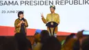 Presiden Jokowi mmeberikan kuis kepada seorang pengusaha dalam sosialisasi PPh Final UMKM 0,5% di Sanur, Bali, Sabtu (23/6). Pengusaha itu lebih memilih berfoto bersama Jokowi dibandingkan mendapat hadiah sepeda. (Liputan6.com/Pool/Biro Pers Setpres)
