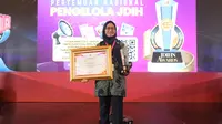 Kepala Biro Hukum Kemensos RI Rizi Umi Utami menerima penghargaan JDIHN dalam acara Pertemuan Nasional pengelola JDIH sekaligus pemberian JDIHN Award di Jakarta, pada Kamis (22/8/2024).