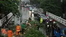 Sejumlah kendaraan mengantri untuk bisa melintasi Jalan Kemang Raya yang tersendat akibat pohon  tumbang, Jakarta, Sabtu (7/11/2015). Tidak ada korban dalam peristiwa ini. (Liputan6.com/Helmi Fithriansyah)