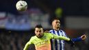 Bek Manchester City, Nicolas Otamendi, berebut bola dengan striker Sheffield Wednesday, Alessio Da Cruz, pada laga babak kelima Piala FA di Hillsborough Stadium, Rabu (4/3) malam waktu setempat. Manchester City menang 1-0 atas Sheffield. (AFP/Paul Ellis)