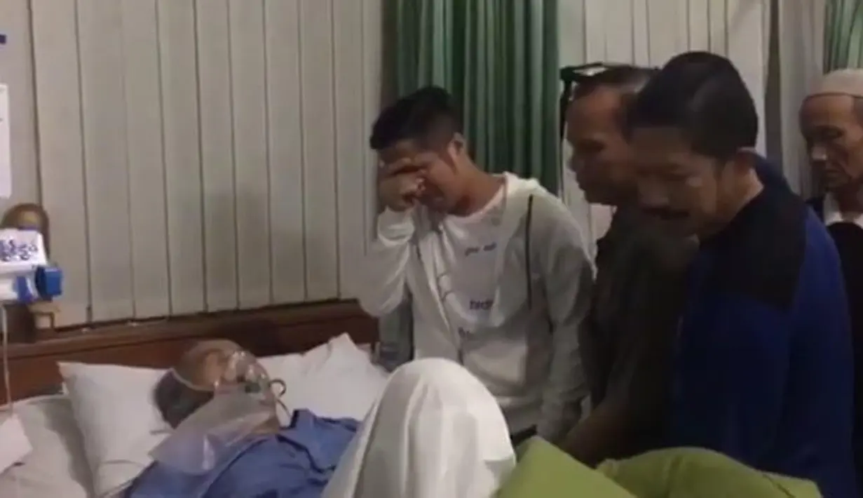 Dalam video singkat itu Irfan tampak tak kuasa menahan air matanya saat melihat sang ayah yang terbaring lemah dengan berbagai alat yang menempel di tubuhnya. Terlihat juga beberapa orang yang sedang menjenguk kala itu. (Instagram/irfanhakim75)