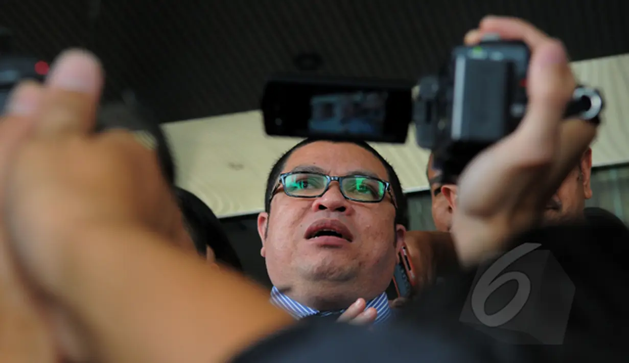 Razman Arif Nasution, kuasa hukum Sutan Bhatoegana, mendatangi Gedung KPK, Jakarta, Kamis (5/3/2015). Kedatangannya untuk meminta penangguhan penahanan Sutan selama proses praperadilan di PN Jakarta Selatan berlangsung. (Liputan6.com/Faisal R Syam)