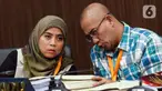 Ketua Komisi Pemilihan Umum (KPU) Hasyim Asy'ari (kanan) berbincang dengan Komisioner KPU Betty Epsilon Idroos (kiri) saat menghadiri sidang dugaan pelanggaran Kode Etik Penyelenggara Pemilu (KEPP) dengan teradu ketua dan anggota KPU RI di Ruang Sidang Dewan Kehormatan Penyelenggara Pemilu (DKPP), Jakarta, Senin (15/1/2024). (Liputan6.com/Herman Zakharia)