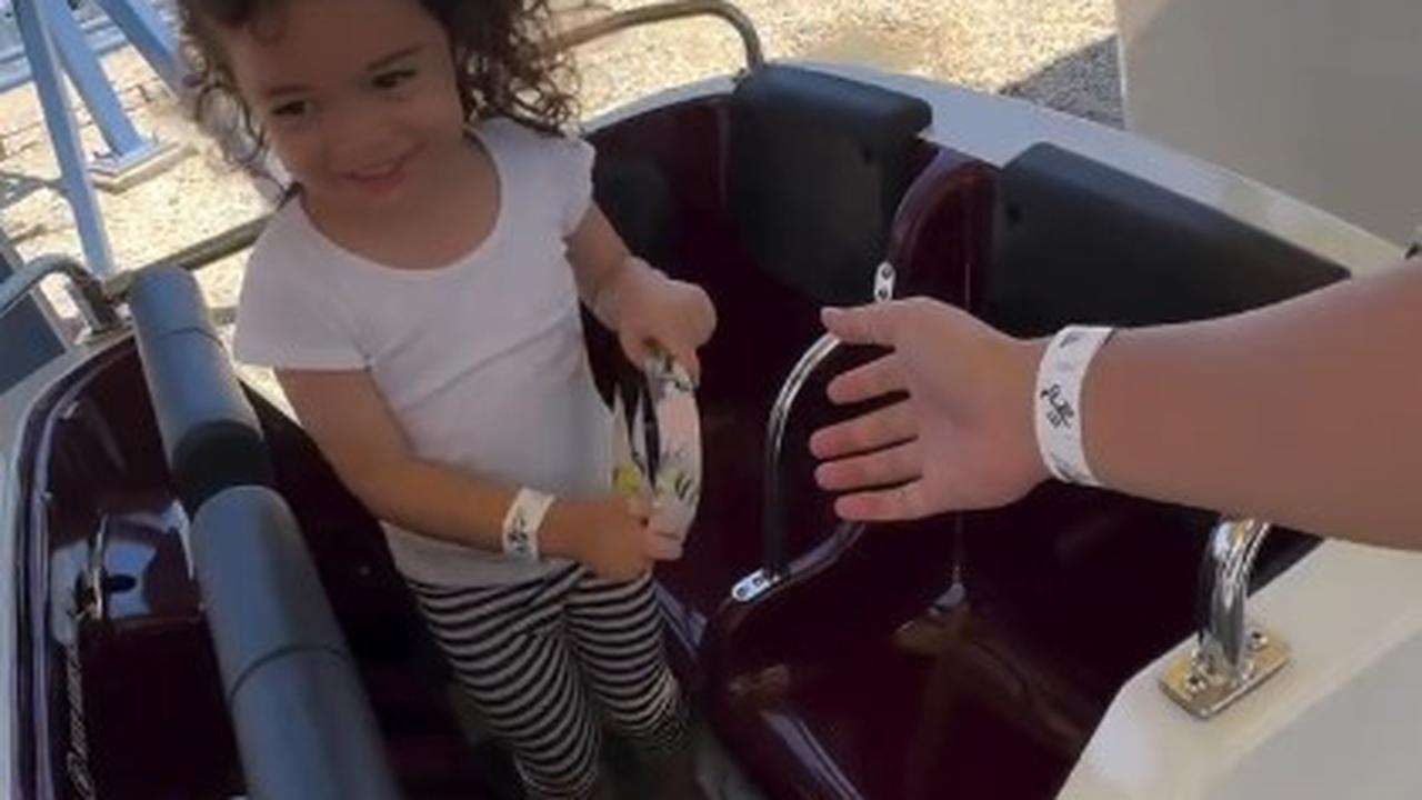 7 Potret Cara Rose Anak Rianti Cartwright Naik Roller Coaster Pertama Kali, Berani Sambil Angkat Tangan