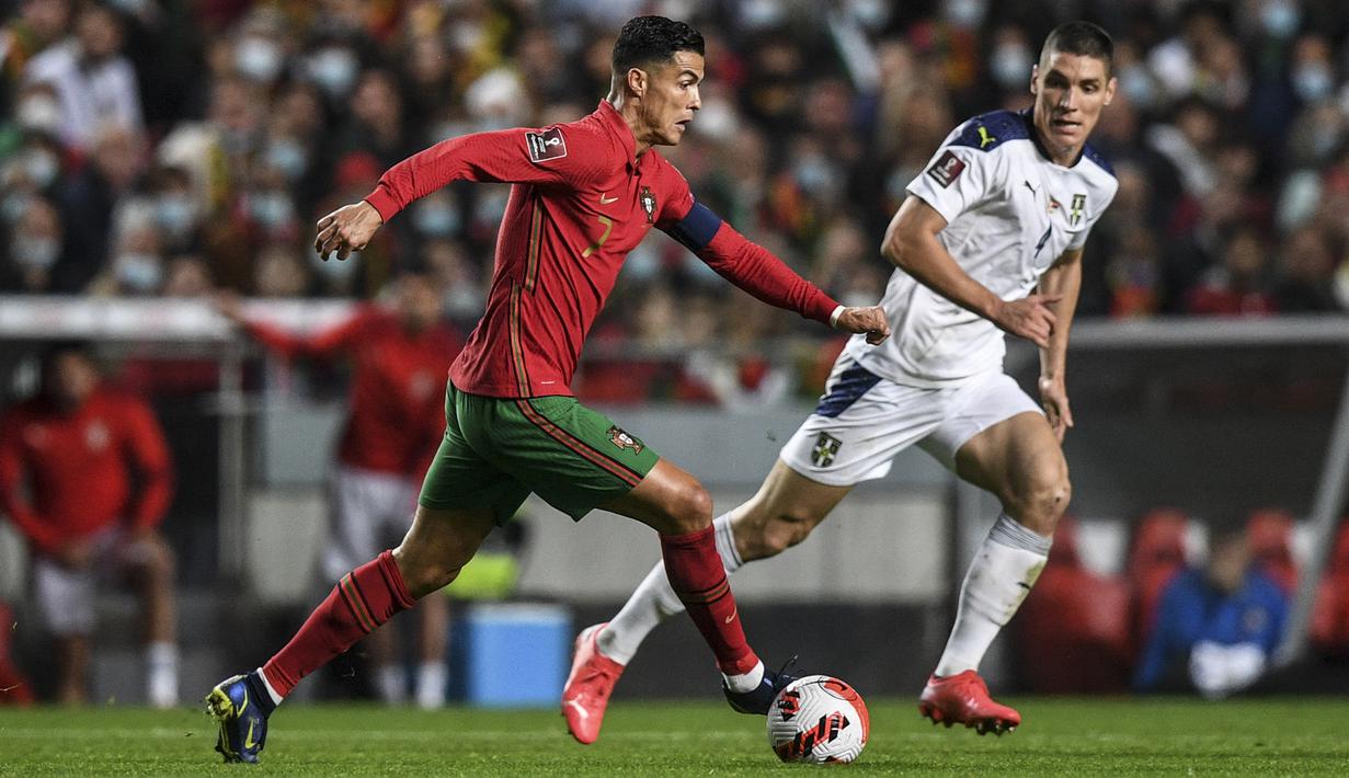 Memasuki babak kedua baik portugal maupun Serbia silih berganti melakukan serangan, namun peluang matang nyaris tak tercipta. Portugal lewat Cristiano Ronaldo kesulitan unuk mendapatkan ruang tembak yang ideal. (AFP/Patricia De Melo Moreira)