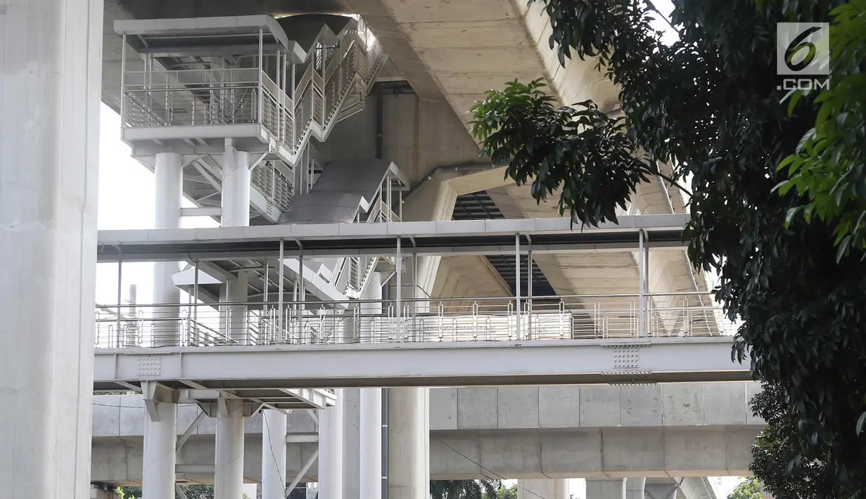 Suasana jembatan Halte CSW yang sepi dari aktivitas di Kebayoran Baru, Jakarta, Selasa (10/4). Terlalu tingginya jembatan tersebut dianggap kurang ramah bagi para lansia, ibu hamil, anak-anak dan penyandang disabilitas. (Liputan6.com/Immanuel Antonius)