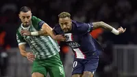 Penyerang Paris Saint Germain (PSG) Neymar berebut bola dengan gelandang Maccabi Haifa, Neta Lavi pada matchday kelima Grup H Liga Champions 2022/23 di Parc des Princes, Rabu (26/10/2022) dinihari WIB. Di sisi lain, Maccabi menduduki peringkat keempat dengan poin 3. (AP Photo/Christophe Ena)