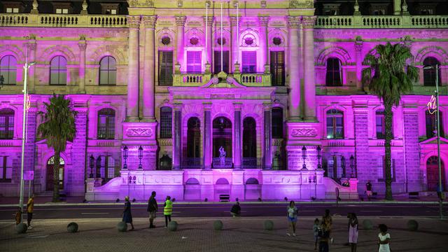 Cahaya Ungu Balai Kota Cape Town untuk Tribute Desmond Tutu