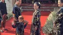 Dan seperti biasa, kehadiran Jan Ethes membawa keceriaan tersendiri. Ia terlihat sumringah digandeng sang kakek. [Credit Foto: Biro Setneg]