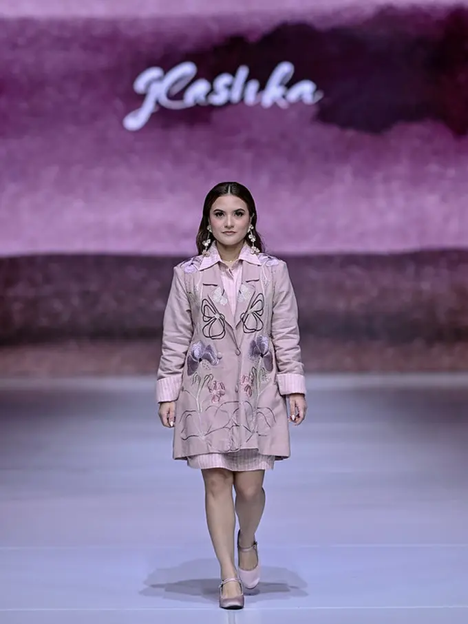 Potret Marsha Aruan Tampil Ultra Feminin dan Powerful dengan Blazer Bertabur Bunga di Runway JFW 2026