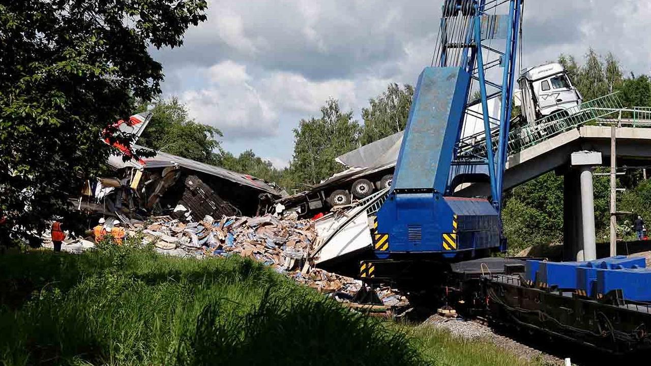 FOTO: Penampakan Gerbong Kereta Api  Hancur Tertimpa  Jembatan Runtuh di Rusia