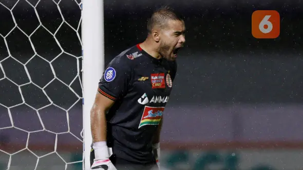 Kiper Persija Jakarta, Andritany Ardhiyasa meneriaki rekannya saat melawan PSIS Semarang dalam laga pekan kedua BRI Liga 1 2021/2022 di Indomilk Arena, Tangerang, Minggu (12/9/2021). Kedua tim bermain imbang 2-2. (Foto: Bola.Com/M. Iqbal Ichsan)