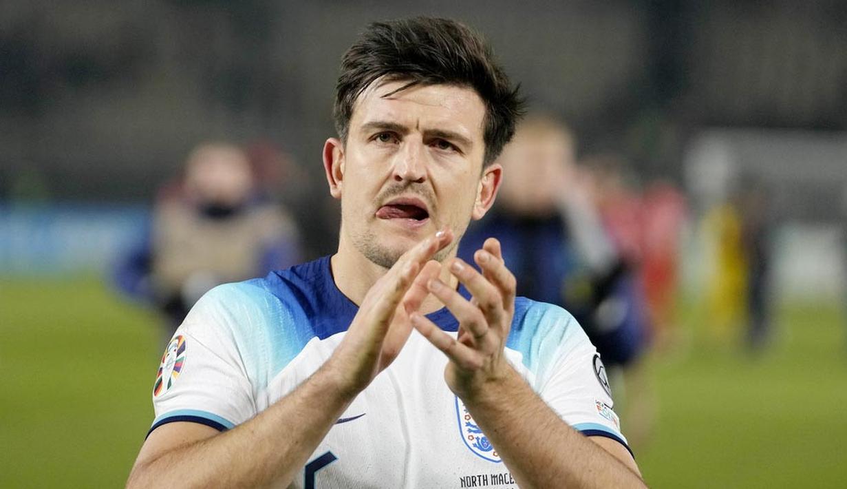 Pemain Inggris, Harry Maguire, memberikan aplaus setelah laga melawan Makedonia Utara dalam duel matchday 10 Kualifikasi Euro 2024 Grup C, Selasa (21/11/2023). Hasil imbang ini tidak mengubah posisi Inggris sebagai juara Grup C Kualifikasi Euro 2024. (AP Photo/Darko Vojinovic)