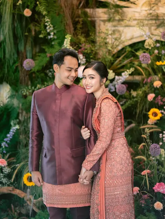 Di hari bahagianya, wajah Febby Rastanty tampil sumringah dengan pulasan makeup coral nude yang fresh [@febbyrastanty]