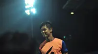 Gelandang Arema FC asal Jepang, Takafumi Akahoshi mulai akrab dengan bangku cadangan. (Bola.com/Iwan Setiawan)