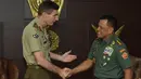 Panglima TNI Jenderal TNI Gatot Nurmantyo berjabat tangan dengan KSAD Australia Letnan Jenderal Angus Campbell di Jakarta, Rabu (8/2). Australia melalui Champbell meminta maaf soal penghinaan Pancasila di sebuah pangkalan militer di Perth. (HO/TNI/AFP)