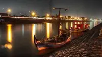 Banjir Kanal Barat Semarang malam hari, lampu jembatan menegaskan keindahan sungai. (foto: Liputan6.com/travelling/edhie).