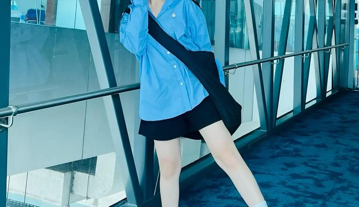 Ayu Ting-Ting tampil bak artis Korea saat liburan. Ia mengenakan kemeja oversized biru dan celana pendek hitam. Beannie hat dan sneaker bikin Ayu Ting-Ting terlihat swag [@ayutingting92]