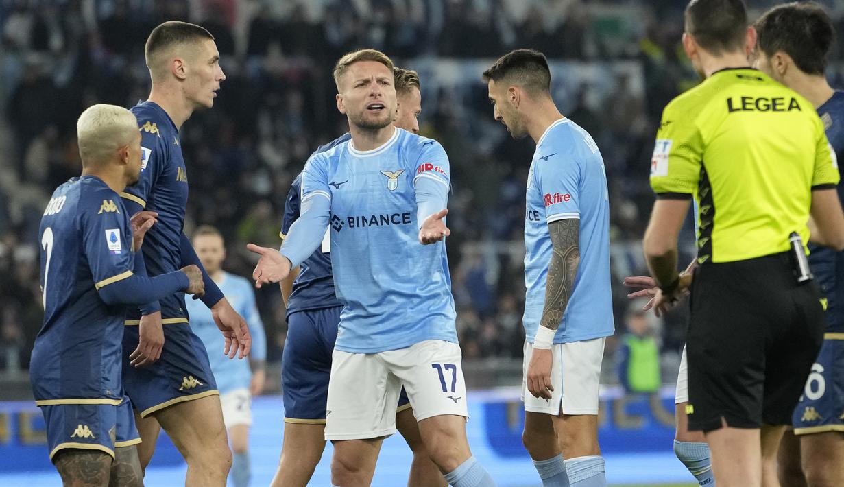 Lazio baru memasukkan Ciro Immobile pada menit ke-71. Hadirnya Ciro Immobile mampu mendongkrak permainan lini depan Elang Ibu Kota. Namun beberapa peluang yang diciptakan belum mampu membahayakan gawang Fiorentina. (AP Photo/Alessandra Tarantino)