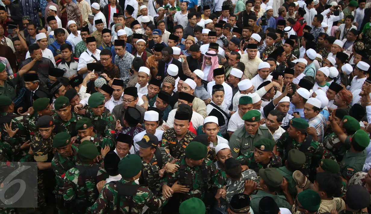 Sejumlah tentara mejaga dan mengawal jenazah tokoh PBNU KH Hasyim Muzadi yang dibawa ke pemakaman di Pondok Pesantren Al Hikam, Beji, Depok, Kamis (16/3). (Liputan6.com/Immanuel Antonius)