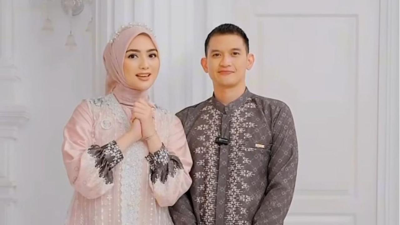 Ide Baju Lebaran Couple Ala Citra Kirana dan Rezky Aditya, Dijamin Terlihat Makin Kompak dengan Keluarga