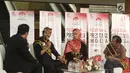 Pendiri Komunitas Tanoker, Farha Ciciek dan Suporahardjo serta aktivis tani Indonesia, Masril Koto menjadi pembicara dalam Dialog Sambung Rasa pada hari kedua Festival Prestasi Indonesia di Jakarta, Selasa (22/8). (Liputan6.com/Herman Zakharia)