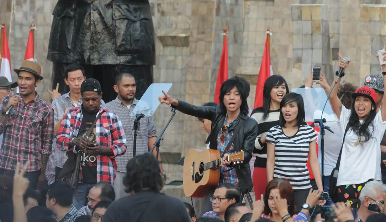 Sejumlah musisi seperti Olga Lydia, Dorce, Oppie Andaresta, Edi Kondologit, Miing Bagito, Abdee Slank, Teten Masduki dan J-Flo memeriahkan acara tersebut, Jakarta, Rabu (9/7/14). (Liputan6.com/Herman Zakharia)