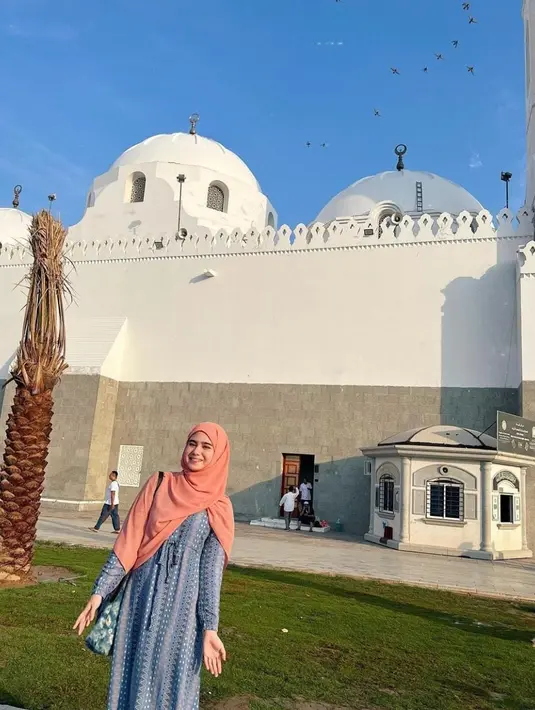 Terbaru, dia mengunggah foto di kawasan Masjid Quba, Madinah