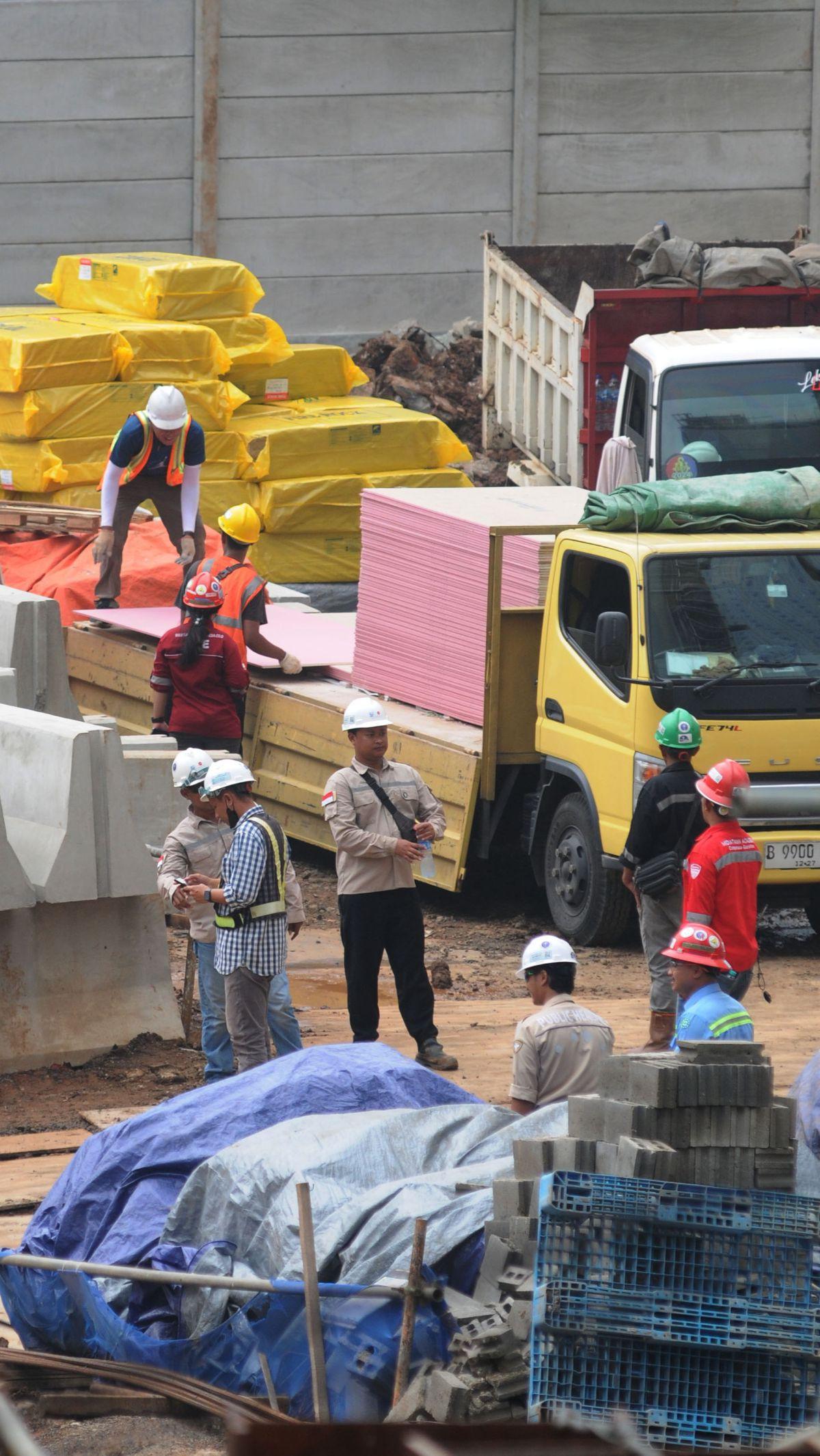 Aktivitas pekerja di salah satu proyek pembangunan gedung di Jakarta, Kamis (25/4/2024). Kenaikan realisasi anggaran infrastruktur dalam Anggaran Pendapatan dan Belanja Negara (APBN) 2023 tak sebanding dengan serapan tenaga kerja di sektor konstruksi. Mer
