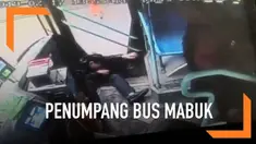 Seorang pria yang diduga mabuk memaki sopir bus karena menolak membayar tiket. Tiba-tiba salah saeorang penumpang menyerang pria tersebut.