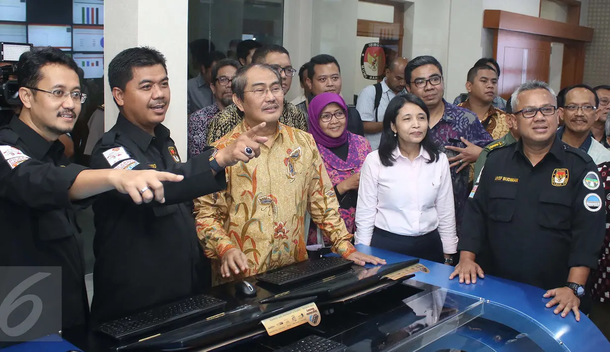 Ketua KPU Juri Ardiantoro, Komisioner KPU Arief Budiman, Komisioner KPU Ferry Kurniarizkyansyah mendampingi Ketua DKPP  Jimly Asshiddiqie saat meluncurkan ruangkontrol KPU Pusat di Jakarta, Senin (10/4). (Liputan6.com/Angga Yuniar)