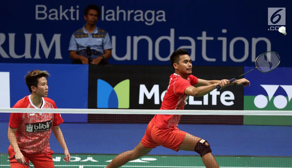Ganda Campuran Indonesia, Tontowi Ahmad/Liliyana Natsir mengembalikan kok ke Chan Peng Soon/Yen Wei Peck (Malaysia) di Semifinal Indonesia Open 2017, Jakarta, Sabtu (17/6). Tontowi/Liliyana unggul 21-13, 21-14. (Liputan6.com/Helmi Fithriansyah)