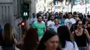 Sejumlah orang melewati lampu lalu lintas untuk pejalan kaki khusus pasangan sesama jenis di Madrid, Selasa (6/6). Pemasangan lampu lalu lintas ini bagian dari penyambutan Festival WorldPride yang digelar akhir bulan ini di Madrid. (OSCAR DEL POZO/AFP)