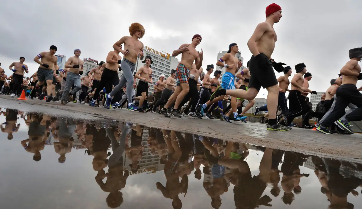 Ratusan pria berlari dengan setengah telanjang dalam acara "Real men's race" di Minsk, Belarusia, Kamis (23/2). Para pria itu bertelanjang dada sambil berlari keliling Kota Minsk untuk memperingati Hari Pertahanan Tanah Air. (AP Photo/Sergei Grits)