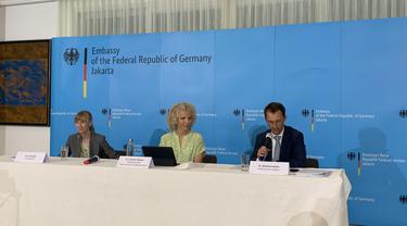 Konferensi Pers terkait isu iklim internasional bersama dengan State Secretary Jennifer Morgan (tengah) dan Dubes Jerman untuk Indonesia (kiri) pada Rabu (11/5/2022).
