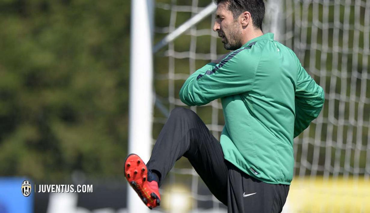 Tak hanya outfield pemain saja yang melakukan pemanasan, Gianluigi Buffon yang berposisi di bawah gawang juga melakukannya (Juventus.com)