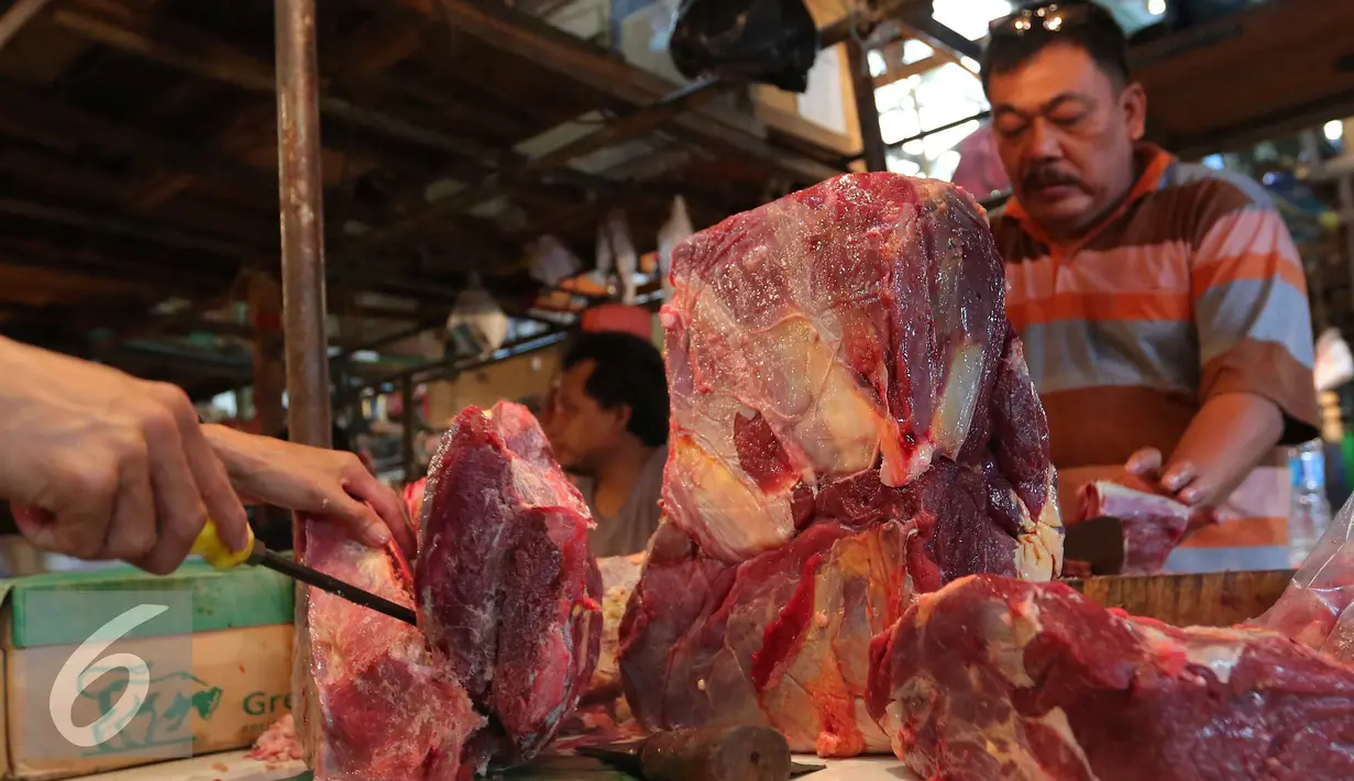 Pedagang memotong daging sapi yang dijualnya di Pasar Senen, Jakarta, Jumat (5/8). Pemerintah mencabut ketentuan kewajiban importir daging untuk menyerap daging lokal sebanyak tiga persen dari total kuota impor yang diperoleh. (Liputan6.com/Angga Yuniar)